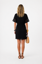 Nina | Vestido Corto Negro con Mangas de Malla y Cintura Elástica