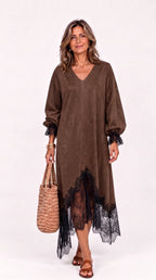 Celia | Vestido oversize de punto brillante con ribetes de encaje asimétricos